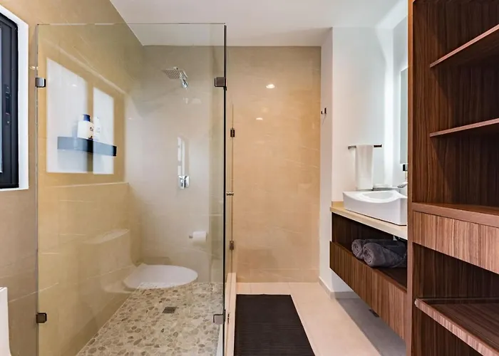 Stylish Polanco Duo Steps From Lincoln Park Apartment *