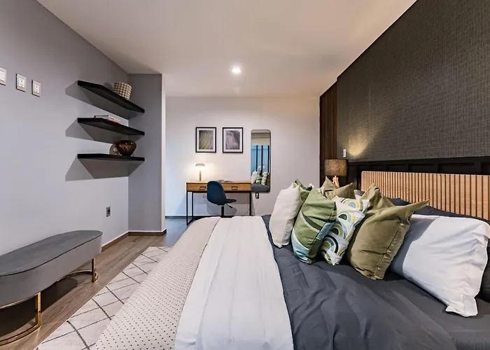 Stylish Polanco Duo Steps From Lincoln Park Apartment