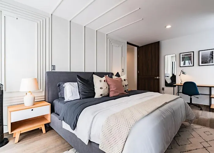 Stylish Polanco Duo Steps From Lincoln Park Apartment