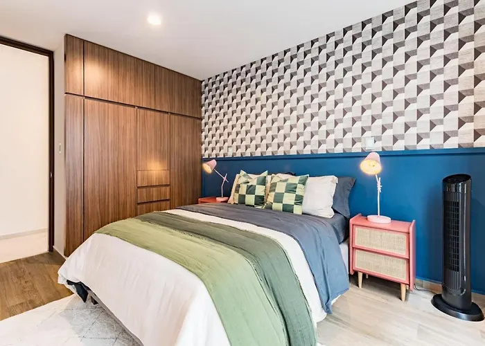 Stylish Polanco Duo Steps From Lincoln Park Apartment *