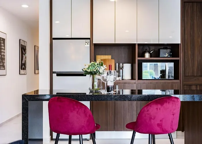 Stylish Polanco Duo Steps From Lincoln Park Apartment *