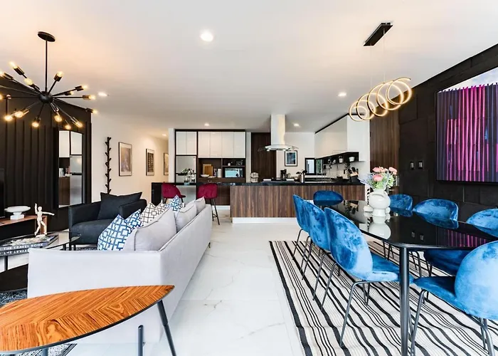 Stylish Polanco Duo Steps From Lincoln Park *