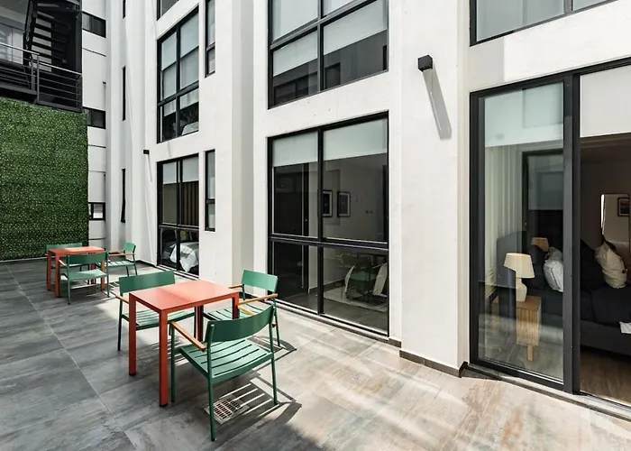 Stylish Polanco Duo Steps From Lincoln Park Apartment *